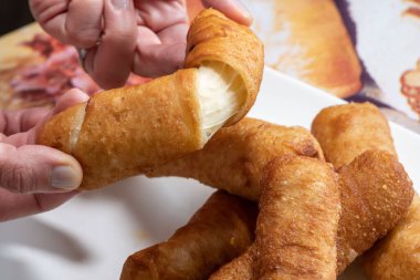 Kahvaltı için yakın plan peynir çubukları..