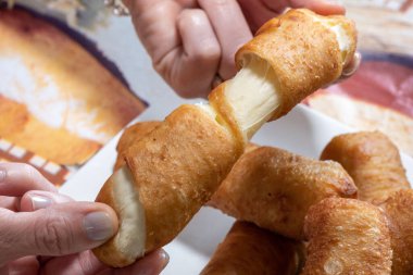 Kahvaltı için yakın plan peynir çubukları..