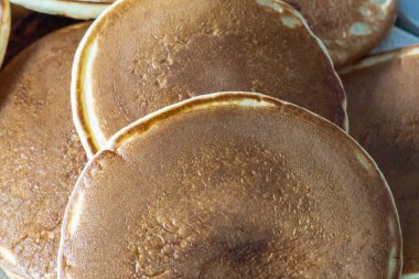 Kırmızı tabakta ballı krep..