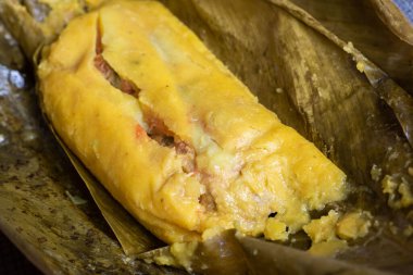 Antioqueo tamale ön planda yaprak üzerinde.