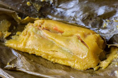 Antioqueo tamale ön planda yaprak üzerinde.
