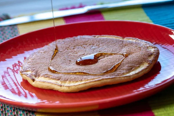 Pancake Dengan Madu Close Piring Merah — Stok Foto