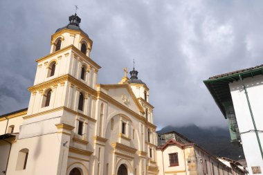 Bogota, Kolombiya. 5 Temmuz 2021: Gökyüzü ile Kolombiya Primat Katedrali.