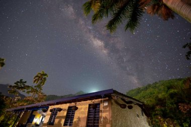 Samanyolu ve ağaçlarla doğal manzara. Venedik, Antioquia, Kolombiya.