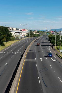 San Jose, Kosta Rika. 8 Ağustos 2021: Prspero Fernndez otoyolu üzerinde mavi gökyüzü manzarası.