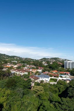 Escaz, San Jose, Kosta Rika. 8 Ağustos 2021: Mavi gökyüzü ve mimari.