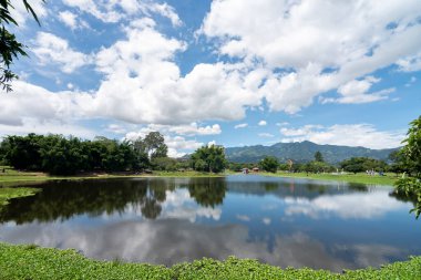 San Jose, Kosta Rika. 8 Ağustos 2021: La Sabana parkının güzel manzarası suda mavi gökyüzünün yansıması. 