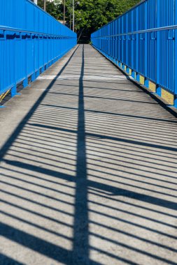 Gölgeli mavi yaya köprüsü. San Jose, Kosta Rika.