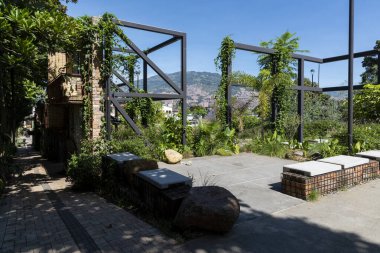 Medellin, Antioquia, Kolombiya. 26 Eylül 2021: Mavi gökyüzü ile Prado mahalle manzarası.