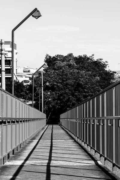 影の青い歩道橋 コスタリカのサンノゼ — ストック写真
