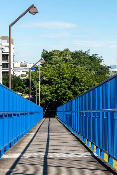 Puente Peatonal Azul Con Sombras San José Costa Rica — Foto de Stock