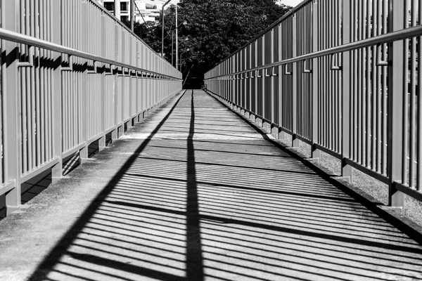 蓝色行人桥 有阴影 哥斯达黎加圣何塞 — 图库照片