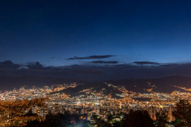 Gece Medellin 'in panoramik görüntüsü. Medellin, Antioquia, Kolombiya. 