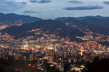 Gece Medellin 'in panoramik görüntüsü. Medellin, Antioquia, Kolombiya. 