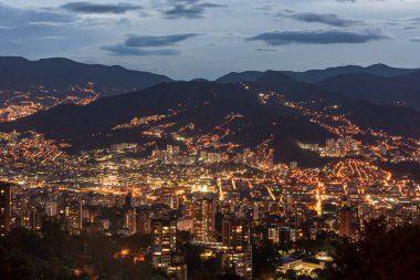 Gece Medellin 'in panoramik görüntüsü. Medellin, Antioquia, Kolombiya. 