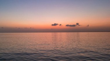 Günbatımı ve doğal yaprak çerçeveli tekne. Fuerte Adası. Kolombiya