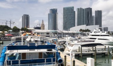 Miami, Florida, Birleşik Devletler. 3 Mart 2020: Rıhtımda ve şehir binalarında tekneler.