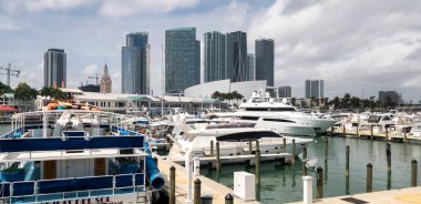Miami, Florida, Birleşik Devletler. 3 Mart 2020: Rıhtımda ve şehir binalarında tekneler.