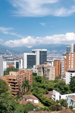 Medellin, Antioquia, Kolombiya. 4 Kasım 2019: El Poblado 'da binaları ve mavi gökyüzü olan şehir manzarası.