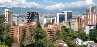 Medellin, Antioquia, Kolombiya. 4 Kasım 2019: El Poblado 'da binaları ve mavi gökyüzü olan şehir manzarası.