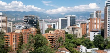 Medellin, Antioquia, Kolombiya. 4 Kasım 2019: El Poblado 'da binaları ve mavi gökyüzü olan şehir manzarası.