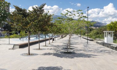 Medellin, Antioquia, Kolombiya. 14 Ocak 2020: Bir yaz gününde parklar ve akıllı bina manzarası.