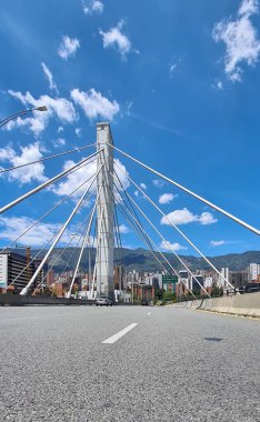 Medellin, Antioquia, Kolombiya. 5 Haziran 2020: Güney bulvarı köprüsü, dağlar ve mavi gökyüzü.