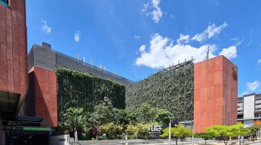 Ruta N, Girişimcilik Parkı ve mavi gökyüzü. Medellin, Antioquia, Kolombiya. 