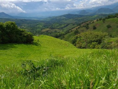 Ufukta dağlar ve mavi gökyüzü olan doğal manzara. Tamesis, Kolombiya. 