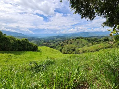 Ufukta dağlar ve mavi gökyüzü olan doğal manzara. Tamesis, Kolombiya. 