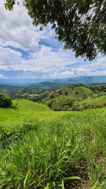 Ufukta dağlar ve mavi gökyüzü olan doğal manzara. Tamesis, Kolombiya. 