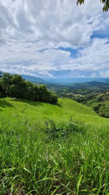 Ufukta dağlar ve mavi gökyüzü olan doğal manzara. Tamesis, Kolombiya. 