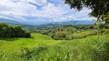 Ufukta dağlar ve mavi gökyüzü olan doğal manzara. Tamesis, Kolombiya. 