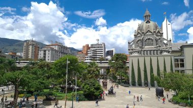 Medellin, Antioquia, Kolombiya. 8 Temmuz 2020: Plaza Botero 'nun panoramik manzarası mavi gökyüzü ile şehrin merkezinde.