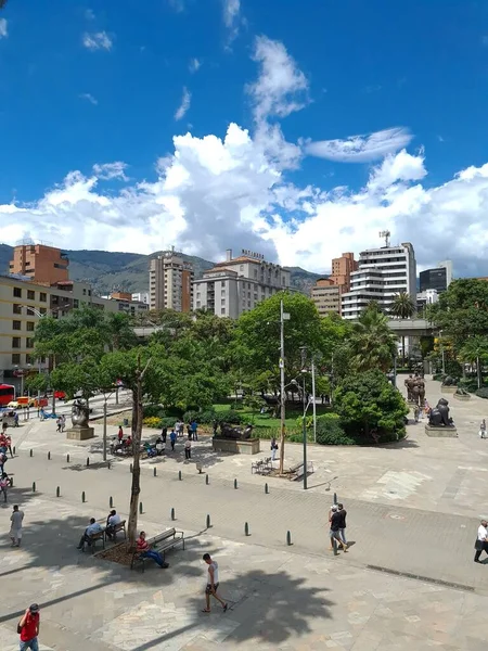 Medellin, Antioquia, Kolombiya. 8 Temmuz 2020: Plaza Botero 'nun panoramik manzarası mavi gökyüzü ile şehrin merkezinde.