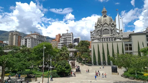 哥伦比亚Antioquia的Medellin 2020年7月8日 位于市中心 蓝天的Botero广场全景 — 图库照片