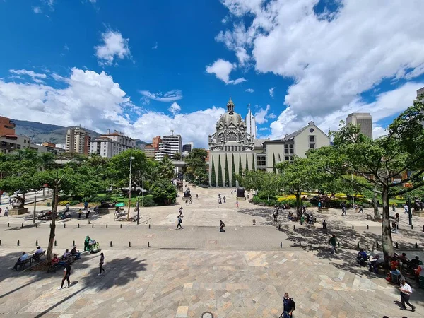 Medellin, Antioquia, Kolombiya. 8 Temmuz 2020: Plaza Botero 'nun panoramik manzarası mavi gökyüzü ile şehrin merkezinde.