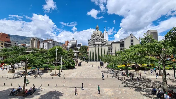哥伦比亚Antioquia的Medellin 2020年7月8日 位于市中心 蓝天的Botero广场全景 — 图库照片