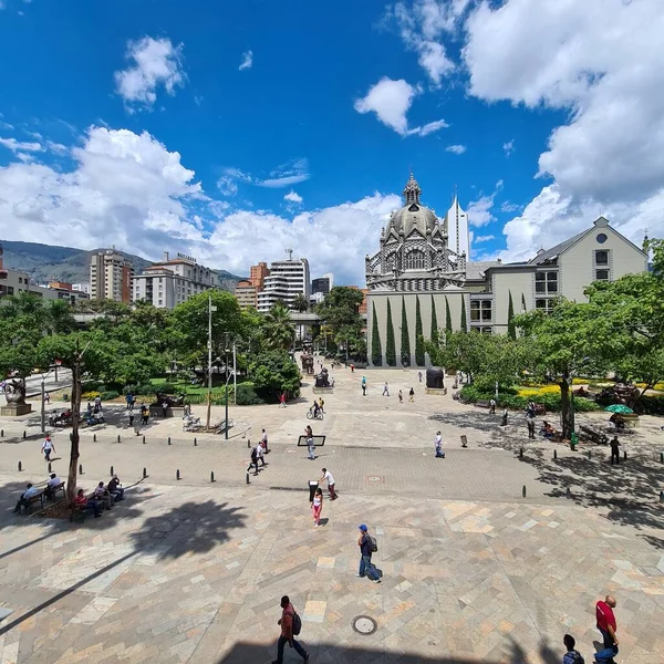 Medellin, Antioquia, Kolombiya. 8 Temmuz 2020: Plaza Botero 'nun panoramik manzarası mavi gökyüzü ile şehrin merkezinde.