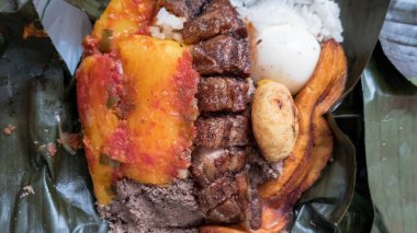 Antioquia Gıda: Chicharron, Chorizo ve etle ön planda salam. 