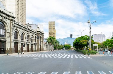 Şehirdeki eski tren istasyonunun cephesi. Medellin, Antioquia, Kolombiya. 