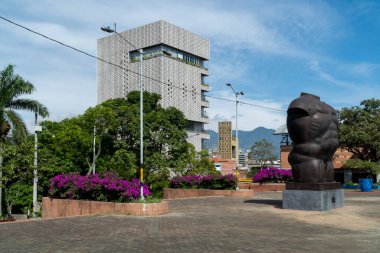 Medellin, Antioquia, Kolombiya. 19 Temmuz 2020: San Antonio parkında çiçekli Edu binası.