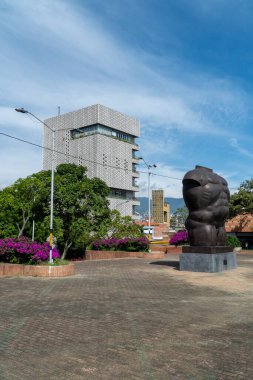 Medellin, Antioquia, Kolombiya. 19 Temmuz 2020: San Antonio parkında çiçekli Edu binası.