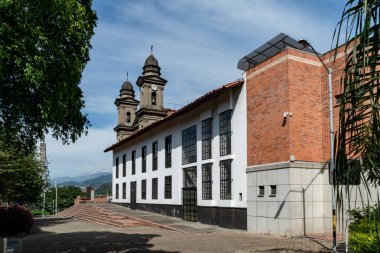Medellin, Antioquia, Kolombiya. 19 Temmuz 2020: San Antonio de Padua Kilisesi ve mavi gökyüzü.