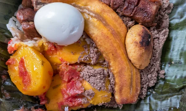 Żywność Antioquia Kawałki Pierwszym Planie Chicharronem Chorizo Mięsem — Zdjęcie stockowe
