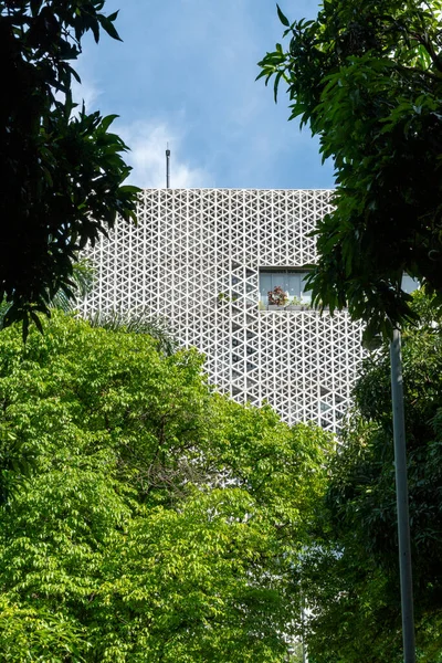 stock image Medellin, Antioquia, Colombia. July 19, 2020: Edu building in San Antonio park with flowers.