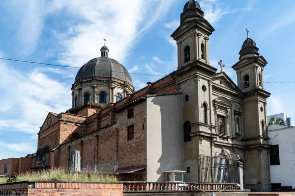 Medellin, Antioquia, Kolombiya. 19 Temmuz 2020: San Antonio de Padua Kilisesi ve mavi gökyüzü.