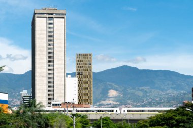 Medellin, Antioquia, Kolombiya. 19 Temmuz 2020: Metro de Medellin ile Adliye ve La Libertad binası.