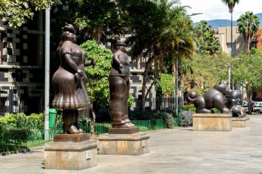 Medellin, Antioquia, Kolombiya. 19 Temmuz 2020: Antioquia Müzesi ve Plaza Botero heykelleri. 