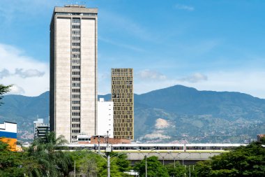 Medellin, Antioquia, Kolombiya. 19 Temmuz 2020: Metro de Medellin ile Adliye ve La Libertad binası.